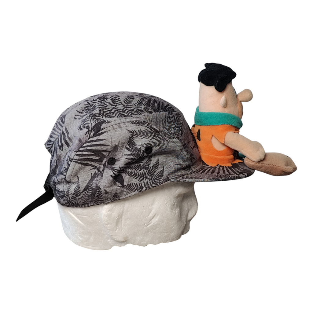 Casquette personnage préhistorique