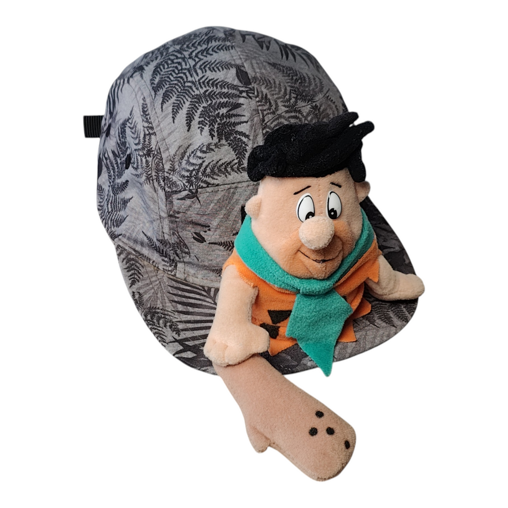 Casquette personnage préhistorique